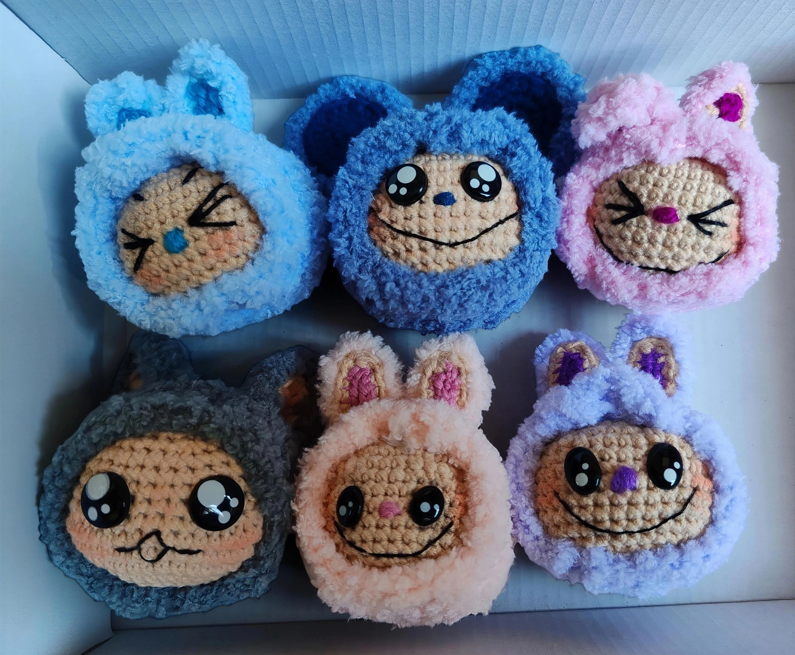 Chenille ipten örülen bu seri;yumuşak dokusu ve sevimli tipleri ile sizlere sunuluyor. 