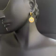 Şans Sembollü Mineli Sallantılı Gold Çelik Küpe